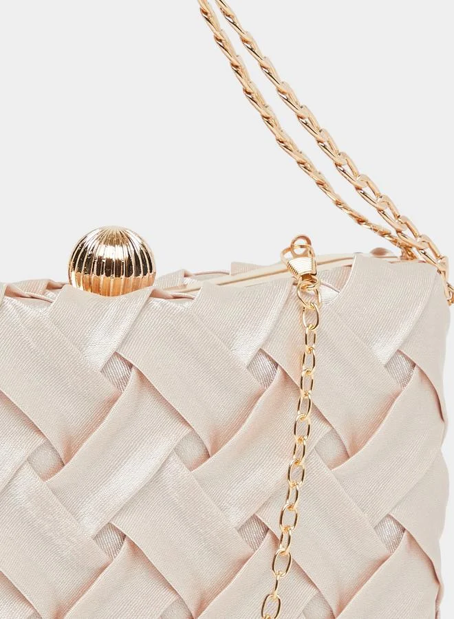 ستايلي شنطة كلاتش ساتان بتفاصيل متقاطعة وسلسلة